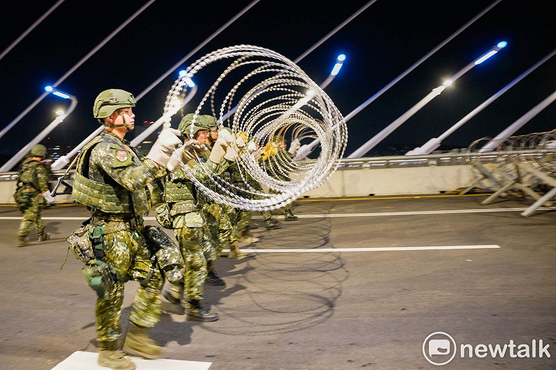 陸軍工兵群士兵在淡江大橋上設置鐵刺蝟，並綁上鐵絲網，延緩假想敵攻擊時間。&nbsp;&nbsp;&nbsp;圖：張良一/攝