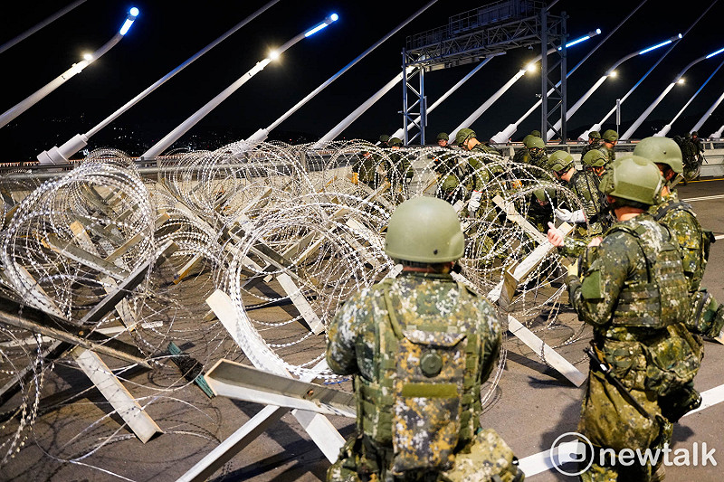 陸軍工兵群士兵在淡江大橋上設置鐵刺蝟，並綁上鐵絲網，延緩假想敵攻擊時間。圖為演練場域滿佈鋼刺蝟和貼絲網。&nbsp;&nbsp;&nbsp;圖：張良一/攝