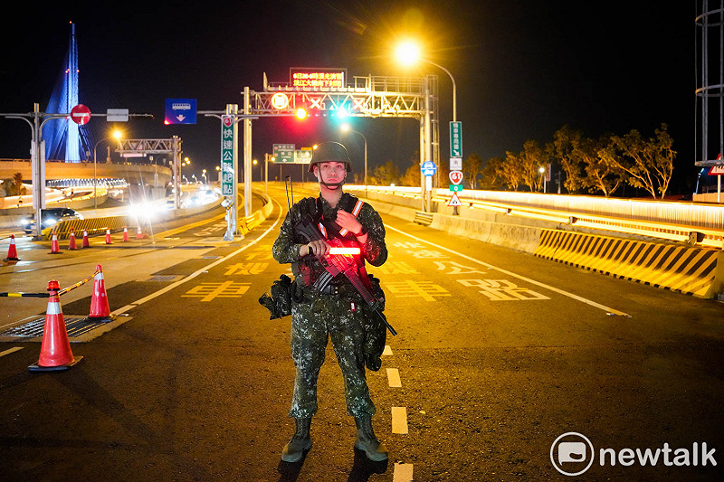 陸軍工兵群一位士兵在淡江大橋南下入口警戒。&nbsp;&nbsp;&nbsp;圖：張良一/攝