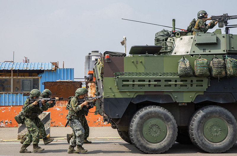官兵下車戰鬥。&nbsp;&nbsp;&nbsp;圖：軍聞社提供