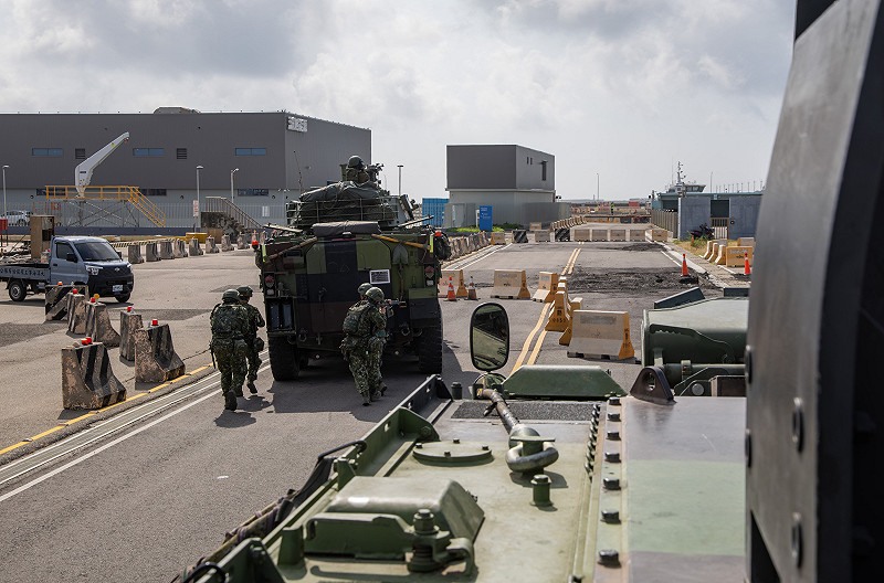官兵在八輪甲車掩護下向前推進。&nbsp;&nbsp;&nbsp;圖：軍聞社提供