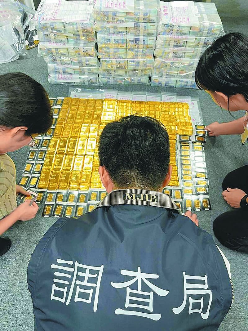 偵辦陳昱瑄等人詐騙慈濟逾10億元的專案小組成員清點黃金。&nbsp;&nbsp;&nbsp;圖：調查局提供