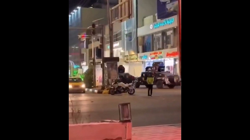 伊拉克街頭出現不明裝甲車輛，網友推測可能與針對沙烏地阿拉伯的潛在攻擊有關。 圖：擷取自@TheIranWatcher X 分享影片 