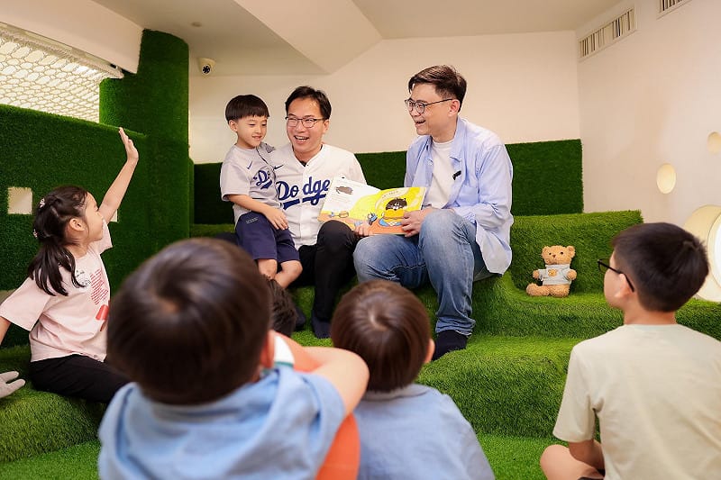 賴瑞隆(右)、林智鴻(中)與孩子們互動。&nbsp;&nbsp;&nbsp;圖：賴瑞隆辦公室／提供