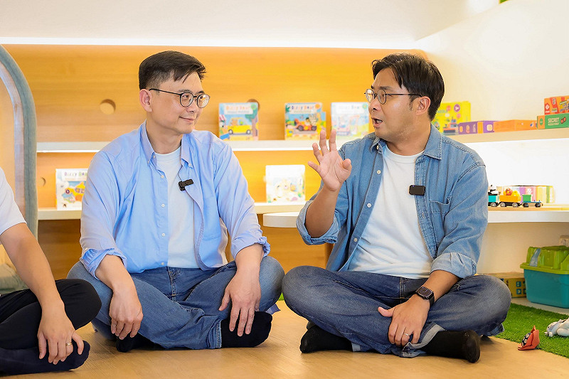 賴瑞隆(左)與新手奶爸蔡秉璁(右)交換爸爸經。&nbsp;&nbsp;&nbsp;圖：賴瑞隆辦公室／提供