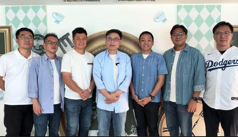 賴瑞隆(中)擘劃「2030雙語之都：世界在高雄」七大行動，讓世界走進高雄，也讓高雄的孩子走向世界。&nbsp;&nbsp;&nbsp;圖：賴瑞隆辦公室／提供