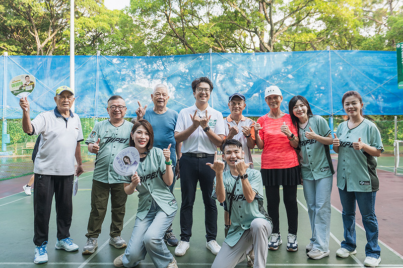 沈伯洋赴萬華區青年公園晨掃。 圖:沈伯洋辦公室提供 沈伯洋赴萬華區青年公園晨掃。 圖:沈伯洋辦公室提供