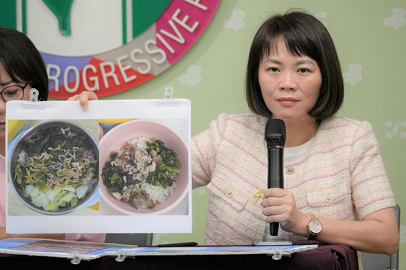 簡舒培踢爆托嬰中心給孩童吃發黑蔬菜。 圖:民進黨提供 簡舒培踢爆托嬰中心給孩童吃發黑蔬菜。 圖:民進黨提供