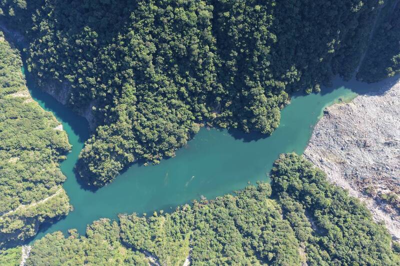 空拍畫面證實，該堰塞湖目前仍處於穩定的自然溢流狀態。&nbsp;&nbsp;&nbsp;圖：林保署花蓮分署／提供