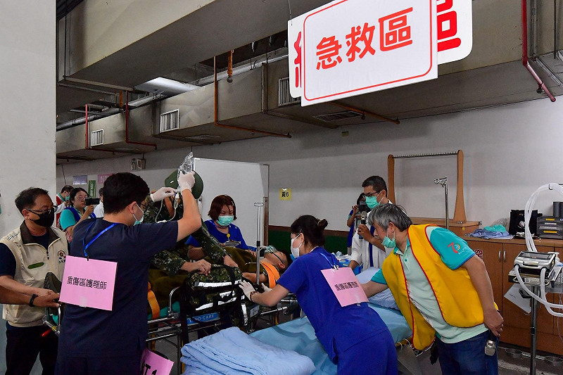  張惇涵視察屏東縣「2026城鎮韌性演習」的醫療降載與地下化過程。 圖：行政院提供 