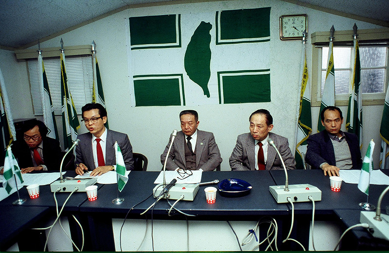  1988年12月民進黨推動國會全面改選、百萬人簽名運動記者會，左起黃宗文、張俊宏、傅正、林正杰。. 圖：邱萬興提供 