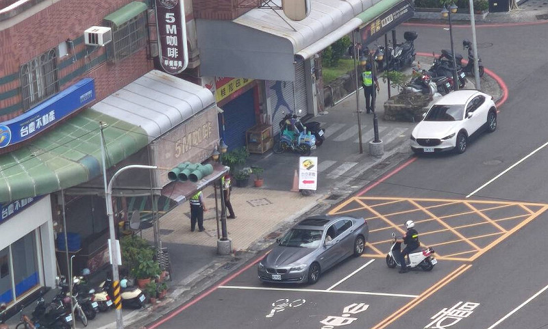 警方進行勸導工作。&nbsp;&nbsp;&nbsp;圖：高雄市政府警察局／提供