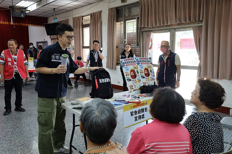 張博洋(左二)連續兩年親自到城鎮韌性演習現場參與，從實際操作中提出改善建議。​&nbsp;&nbsp;&nbsp;圖：張博洋服務處／提供