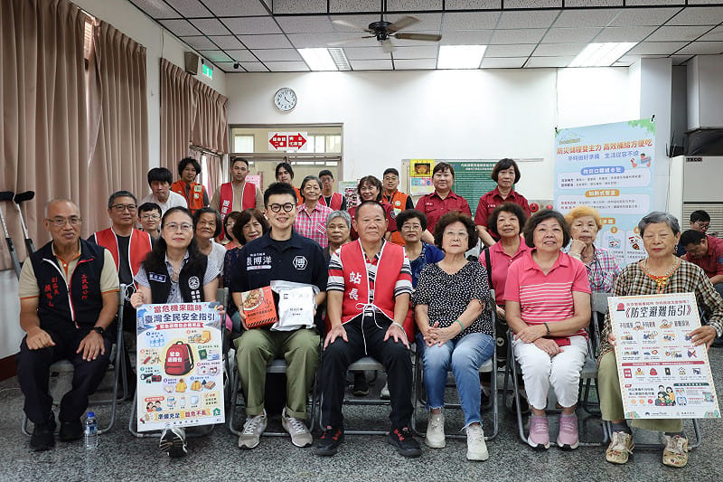 張博洋(前排左三)到「短缺時期配給配售站」，與民眾一起體驗災時物資供應機制。&nbsp;&nbsp;&nbsp;圖：張博洋服務處／提供