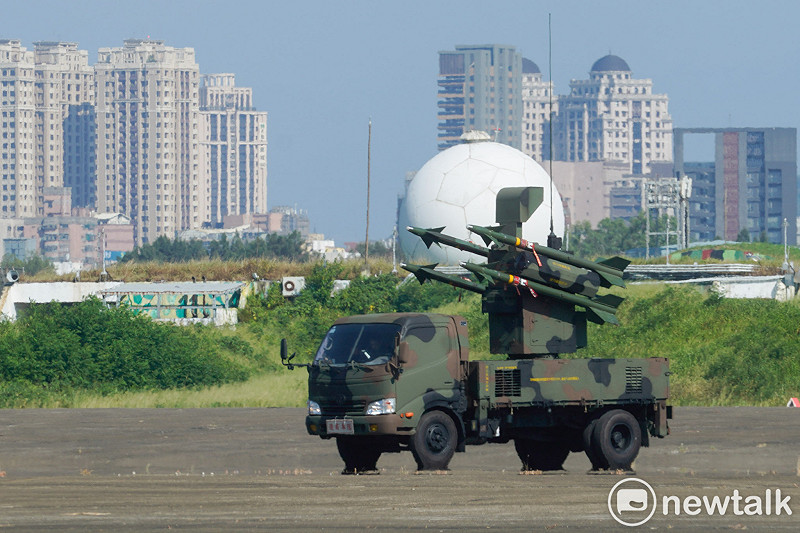  國軍「車載劍一」防空系統（又名「捷羚防空飛彈系統」（Antelope Air Defense System））今天也現身新竹空軍基地，擔任跑道修復作業時的低空防護武力。 圖：張良一/攝 