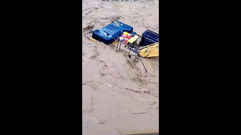 陝西省鎮安縣也爆發洪水災情，大水淹沒了居民日常生活的區域。&nbsp;&nbsp;&nbsp;圖：擷取自 @whyyoutouzhele X 分享影片