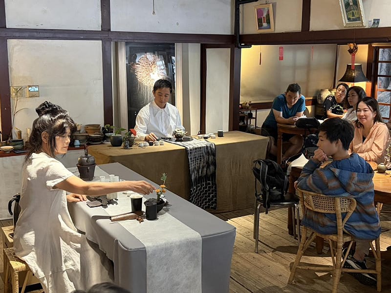 美國僑校「南加州育林中文學校」近日率團來台展開深度文化交流。為了讓長年旅居美國的家長與學子親身感受台灣茶文化的深厚底蘊，「台南市茶藝促進會」特別於府城古蹟「十八卯茶屋」精心規劃了一場茶藝展演與講座。&nbsp;&nbsp;&nbsp;圖：黃博郎／攝