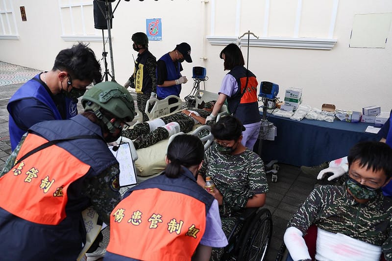 燕巢急救站民眾傷患下轉安置。&nbsp;&nbsp;&nbsp;圖：國防部提供（軍聞社記者林澤廷攝）
