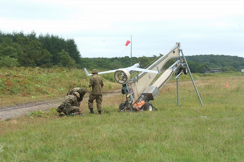  日本陸上自衛隊官兵正操作固定翼無人偵察機起飛。 圖：翻攝陸上自衛隊第1特科團官網（資料照）