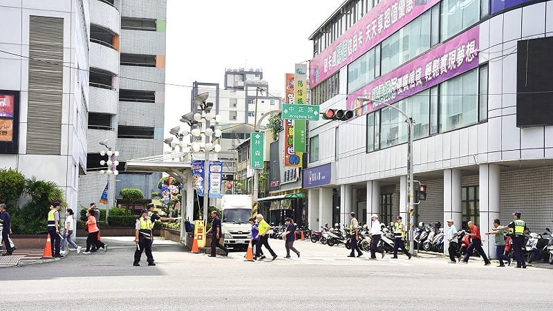 在警察及民防執勤人員引導下，民眾迅速依指示進入避難空間。&nbsp;&nbsp;&nbsp;圖：屏東縣政府／提供