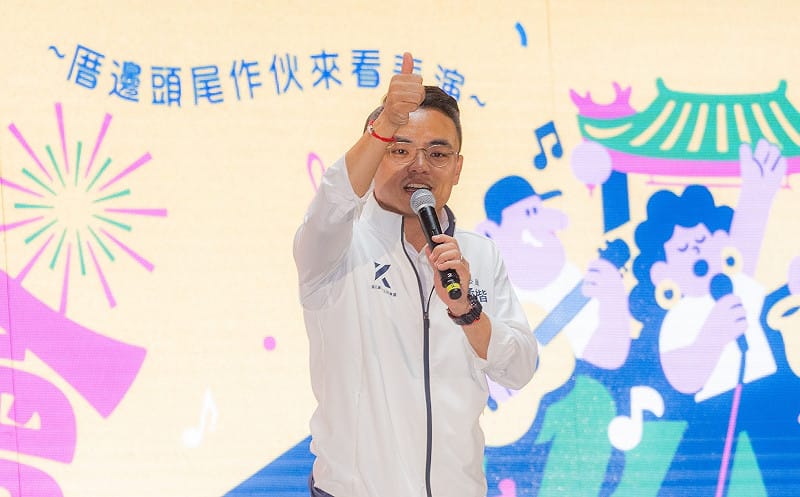 洪孟楷獻唱《為你打拚》，並表示比起對手只會在有冷氣的飯店辦造勢，廟口開講才是真正的接地氣。&nbsp;&nbsp;&nbsp;圖：柯志恩競辦／提供