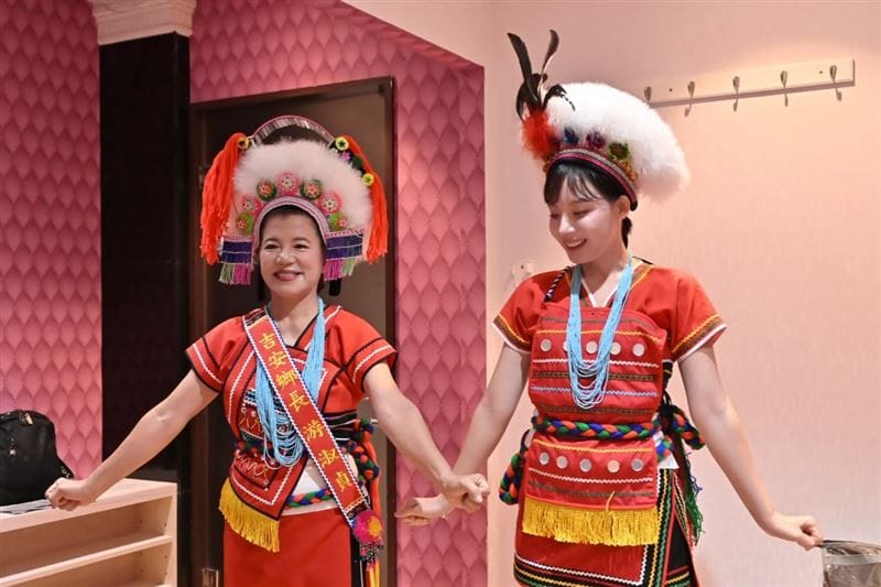 河智媛(右)昨日身穿原住民服飾，出席花蓮原住民族豐年節活動。&nbsp;&nbsp;&nbsp;圖：翻攝自吉安鄉FB