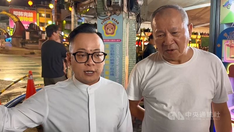 颱風白海豚近台，外圍環流影響北部，基隆市8日晚間雖無顯著降雨，但海水倒灌造成愛四路夜市數十公尺路段積水，基隆市議長童子瑋（前左）到場了解狀況。中央社記者王朝鈺攝　115年8月8日&nbsp;&nbsp;&nbsp;圖：中央社提供