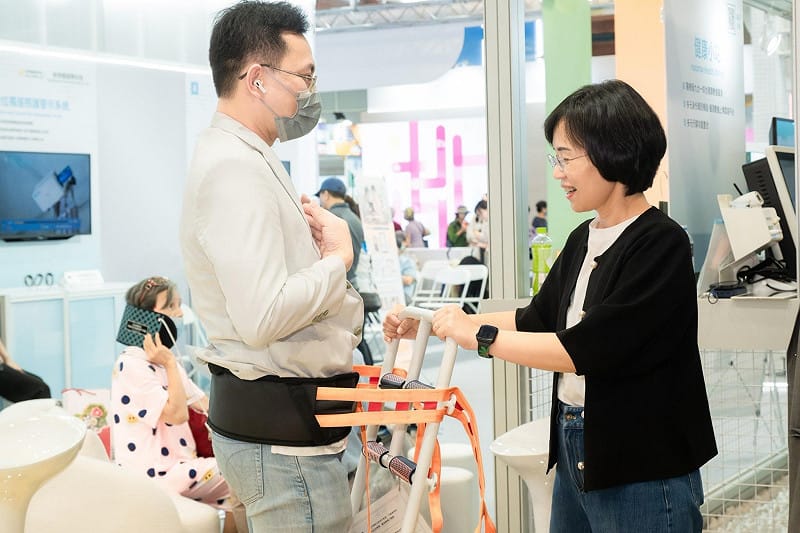 蘇巧慧強調，未來若她擔任新北市長，她將從高齡者的需求角度出發，結合政府、產業、醫療及學術界力量，共同發展高齡健康產業。&nbsp;&nbsp;&nbsp;圖：蘇巧慧競辦提供