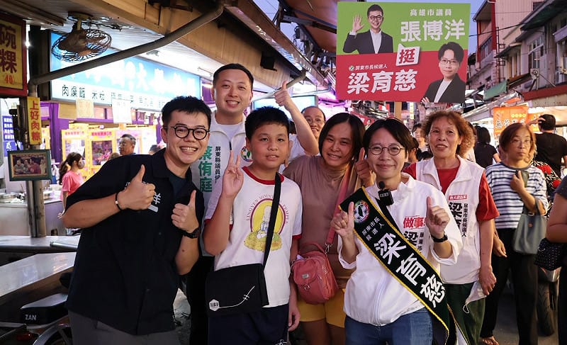 張博洋(前排左一)陪梁育慈(前排右一)前往屏東夜市掃街，獲民眾熱烈支持。&nbsp;&nbsp;&nbsp;圖：張博洋、梁育慈服務處／提供