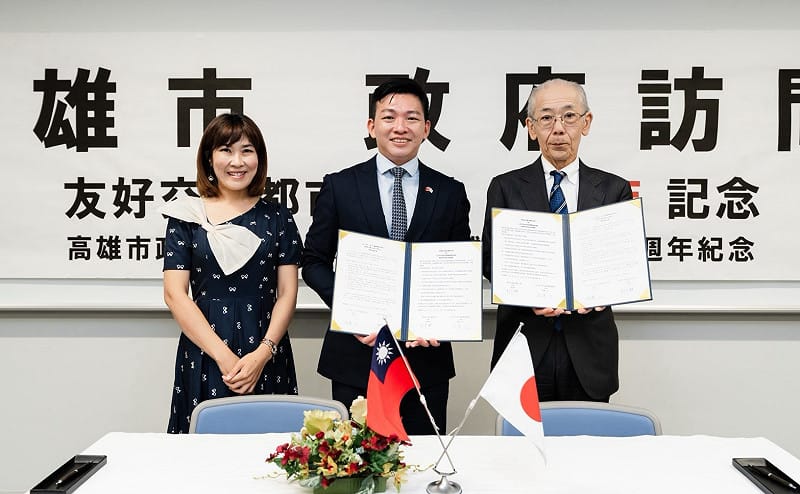 吳立森(中)見證壽山國中校長林宜家(左)與泉之森義務教育學校校長泉澤太(右)締結姊妹校。&nbsp;&nbsp;&nbsp;圖：高雄市教育局／提供