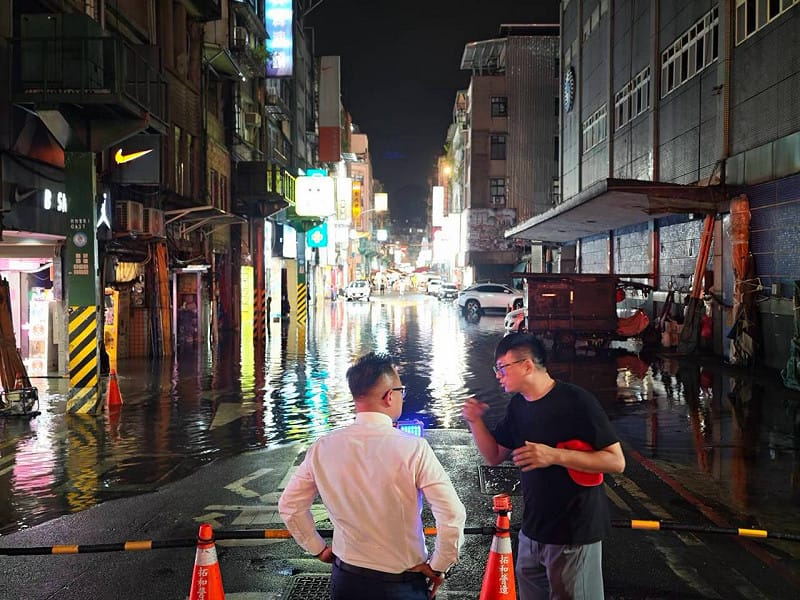 基隆市區淹水，童子瑋趕赴現場了解。&nbsp;&nbsp;&nbsp;圖：童子瑋辦公室/提供 