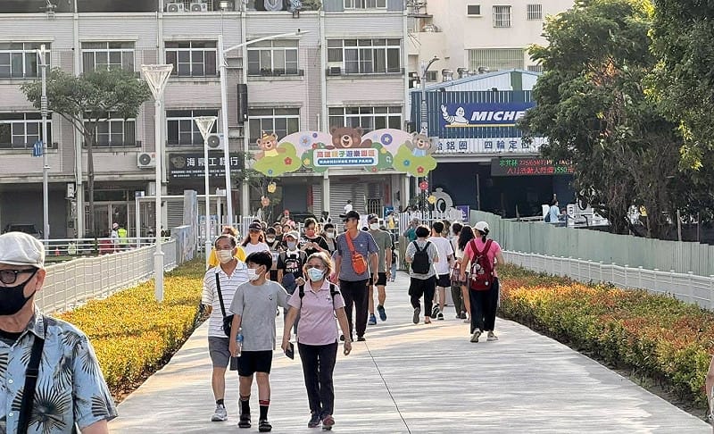 輕軌凱旋武昌站通往園區的人流。&nbsp;&nbsp;&nbsp;圖：翻攝粉專「高雄好過日」