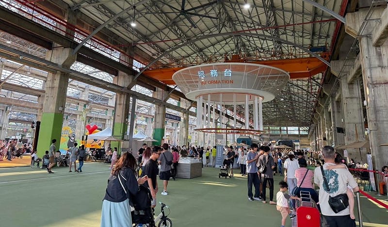 屋頂下的區域設有滑梯、抱石、跑酷、天車網繩、籃球足球等設施，以及老車廂展示區、服務台、餐飲與廁所。&nbsp;&nbsp;&nbsp;圖：翻攝粉專「高雄好過日」
