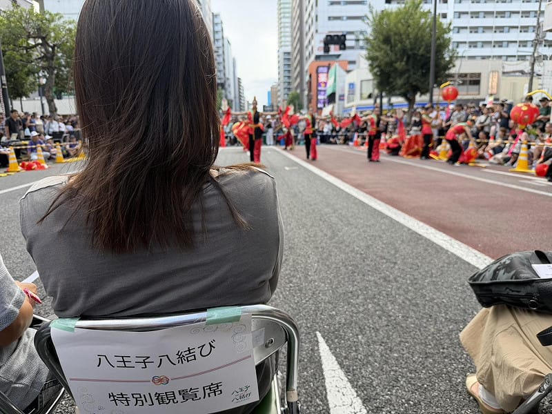 新人受邀成為八王子祭特別貴賓，並安排坐在第一排。&nbsp;&nbsp;&nbsp;圖：高雄市議會／提供