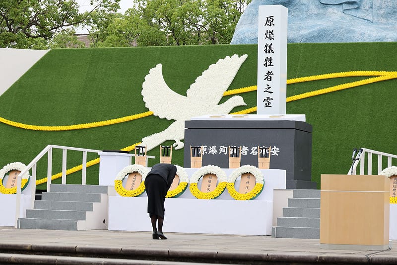 日本首相高市早苗9日出席長崎原爆和平紀念儀式，並向罹難者鞠躬致意。&nbsp;&nbsp;&nbsp;圖：翻攝自@PressSec_JP  Ｘ