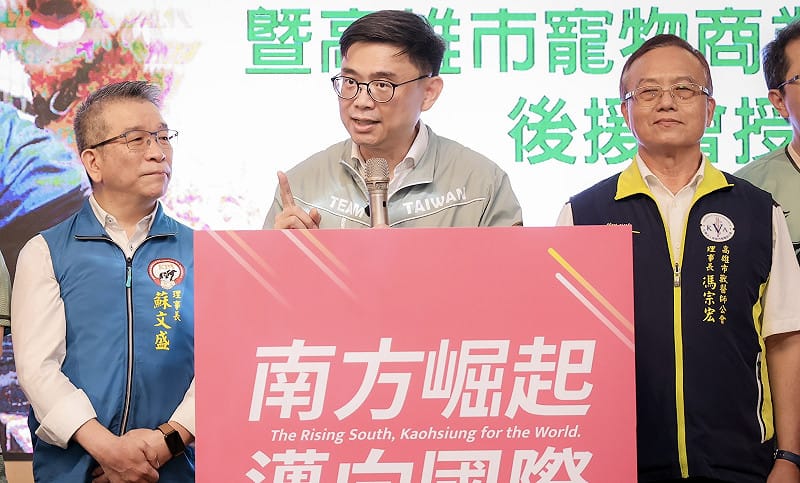 馮宗宏(右)、蘇文盛(左)肯定賴瑞隆(中)長期深耕高雄，對城市建設、產業發展及市民關心的各項議題均投入許多心力。&nbsp;&nbsp;&nbsp;圖：賴瑞隆競辦／提供