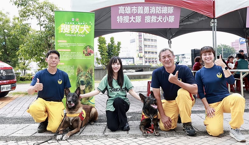 高市消防局特搜大隊兩隻搜救犬也到場參與宣導。&nbsp;&nbsp;&nbsp;圖：民進黨高雄市黨部／提供