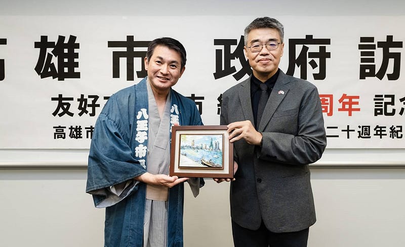 李懷仁(右)率團拜會八王子市長初宿和夫(左)。&nbsp;&nbsp;&nbsp;圖：高雄市行國處／提供