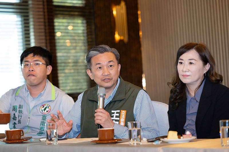 民進黨召開「台南市長候選人與議員候選人聯合選戰會議」，由競選總部主委、台南市長黃偉哲和總幹事、民進黨台南市黨部主委林志展共同主持，雲嘉嘉南總督導陳明文蒞臨指導，確認競選總部編制及後續整體選戰規劃。&nbsp;&nbsp;&nbsp;圖：陳亭妃服務處提供