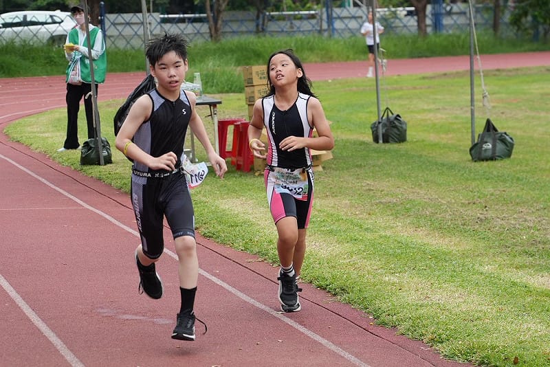 台南市議員蔡筱薇媒合臺南市薇笑公益推廣協會舉辦「薇力盃小鐵人」競賽，規劃游泳、自行車及路跑三項挑戰，吸引將近200名國小學童熱情參與，透過運動揮灑汗水，也讓孩子在挑戰自我的過程中，留下難忘的暑假回憶。&nbsp;&nbsp;&nbsp;圖：蔡筱薇服務處提供