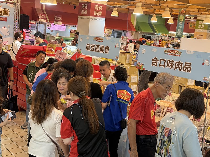 臺南市政府攜手臺南市農產運銷公司與遠東集團愛買量販，集結臺南市農會、麻豆、佳里、關廟、左鎮、六甲、下營、新化等多家農會人氣商品，推出「臺南平安好運大吉盒」，於全臺愛買門市限量販售。&nbsp;&nbsp;&nbsp;圖：台南市政府提供