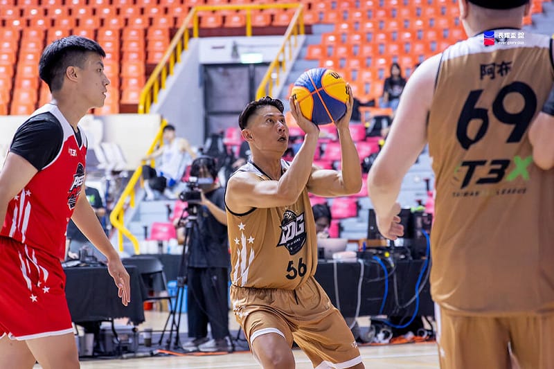 首屆「Taiwan 3x3 League 台灣3x3聯賽（T3X）」台北站9日落幕，藝人小刀（彭康育）（中）對於賽事的頂級規模感到驚訝。（中華民國3x3籃球協會提供）中央社記者黎建忠傳真　115年8月9日&nbsp;&nbsp;&nbsp;