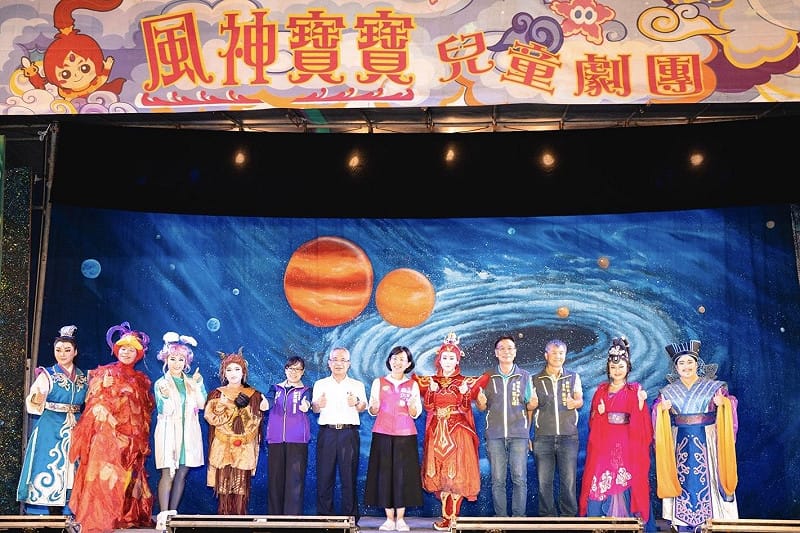 陳昭賢的父親是國際知名歌仔戲團明華園總團長陳勝福，母親則是歌仔戲巨匠孫翠鳳，身爲劇團的第三代，陳昭賢透露，自己和蘇巧慧一樣，都是傳承優秀父母輩、身負巨大壓力的新世代。&nbsp;&nbsp;&nbsp;圖：蘇巧慧競選辦公室提供