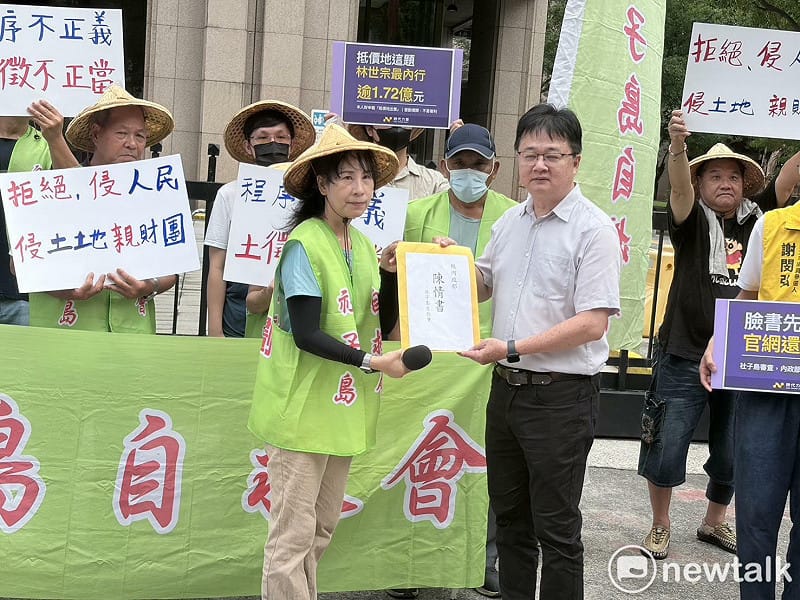 記者會後,內政部派出一名官員(地政司視察)前來接受陳情書。 圖:李宣萱/攝 記者會後,內政部派出一名官員(地政司視察)前來接受陳情書。 圖:李宣萱/攝