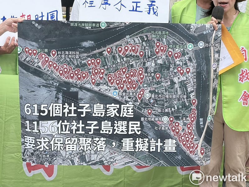 社子島自救會批評,為何無法像民進黨籍台北市議員林世宗的台北海洋科技大學,完整將社子島密集聚落剔除於區段徵收範圍。(圖中紅點為聚落標誌) 圖:李宣萱/攝 社子島自救會批評,為何無法像民進黨籍台北市議員林世宗的台北海洋科技大學,完整將社子島密集聚落剔除於區段徵收範圍。(圖中紅點為聚落標誌) 圖:李宣萱/攝