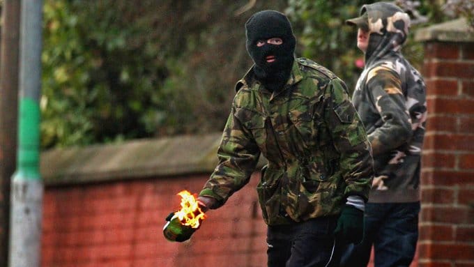 New IRA 提出警告，稱如果當局不願驅逐穆斯林移民，該組織將可能發動暴力手段驅趕移民，甚至不排除引發內戰的可能性。&nbsp;&nbsp;&nbsp;圖：翻攝自 @BasilTheGreat X 帳號