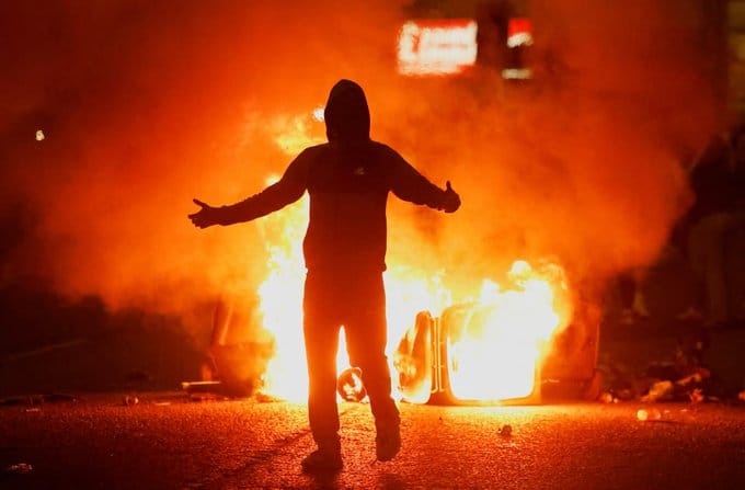 英國警方、官員對 New IRA 的一系列主張抱持著擔憂的情緒,擔心英國民眾可能受到該組織的煽動,加深與移民群體間的對立。 圖:翻攝自 @TheBritLad X 帳號 英國警方、官員對 New IRA 的一系列主張抱持著擔憂的情緒,擔心英國民眾可能受到該組織的煽動,加深與移民群體間的對立。 圖:翻攝自 @TheBritLad X 帳號