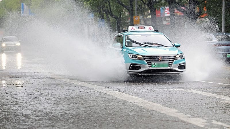 上海多地淹水嚴重,當局緊急撤離超過 21 萬人。 圖:翻攝自澎湃新聞 上海多地淹水嚴重,當局緊急撤離超過 21 萬人。 圖:翻攝自澎湃新聞