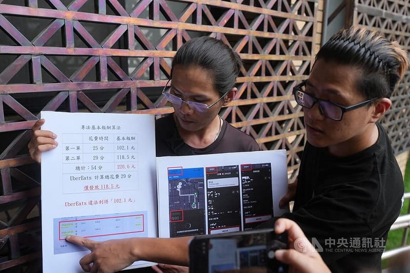 全國外送產業工會理事長陳昱安（右）10日前往台北地檢署提告外送平台UberEats涉嫌詐欺。工會認為，平台涉嫌明知法律規範，仍以依法給付之公告取得外送員信賴及勞務，最終違法短付報酬、造成外送員財產損失，此舉UberEats獲取巨額不法利益，將檢具完整證據，請求檢察官依法偵辦。中央社記者徐肇昌攝　115年8月10日&nbsp;&nbsp;&nbsp;