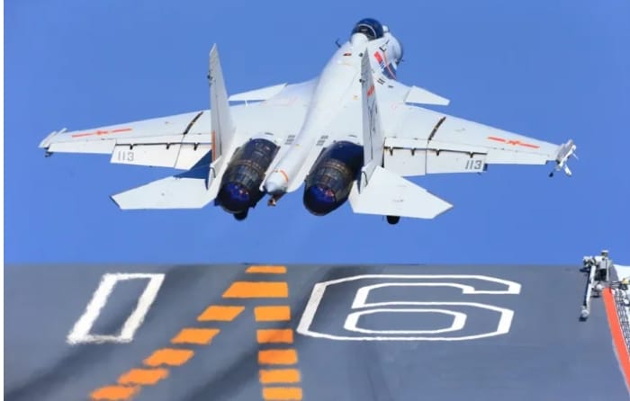 如今殲-15 艦載機的熟練起降，航母編隊體系已累積十多年的經驗。&nbsp;&nbsp;&nbsp; 圖翻攝自騰訊網
